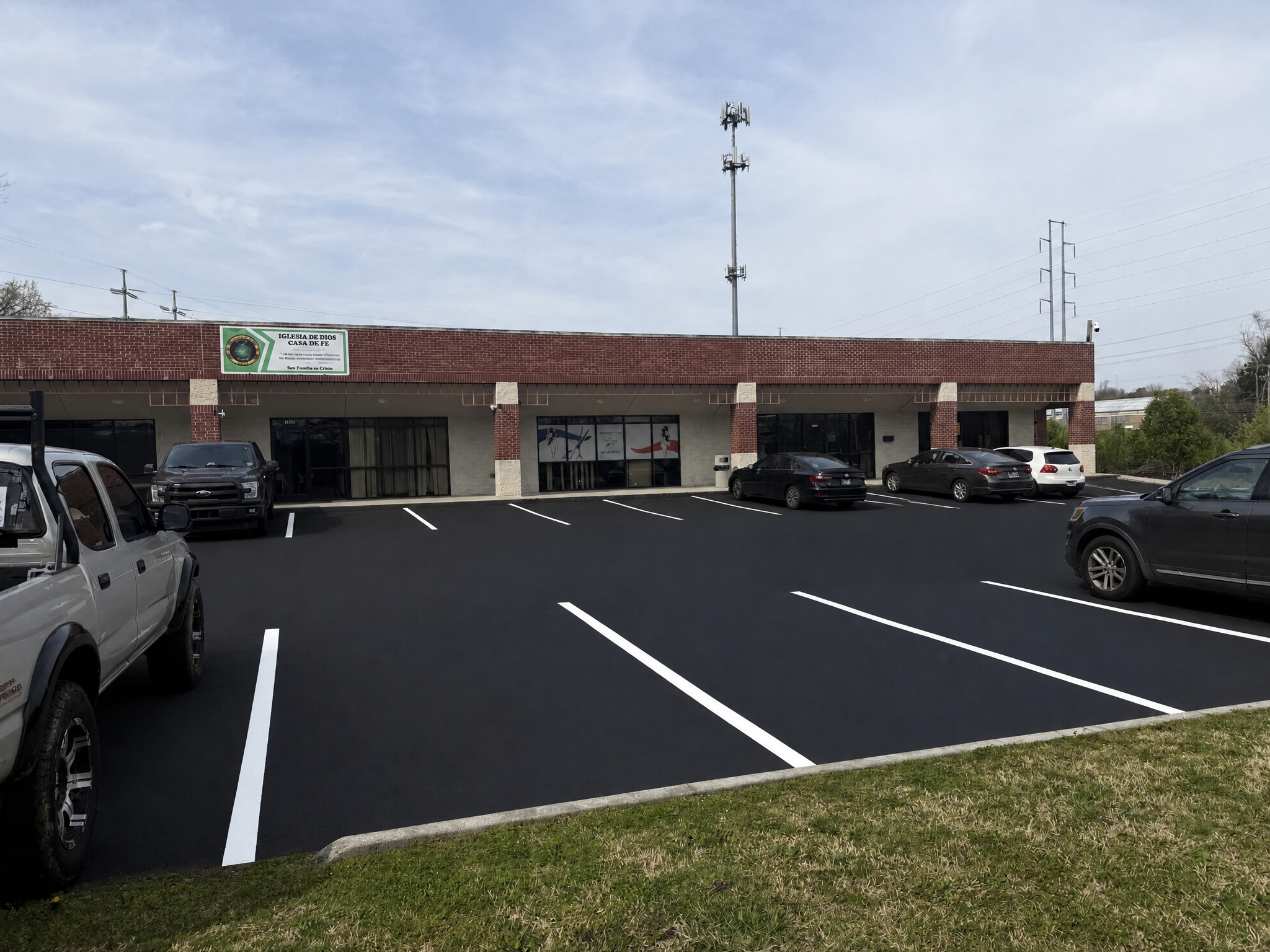 USESuites office building at 7035 Middlebrook Pike, Knoxville, TN